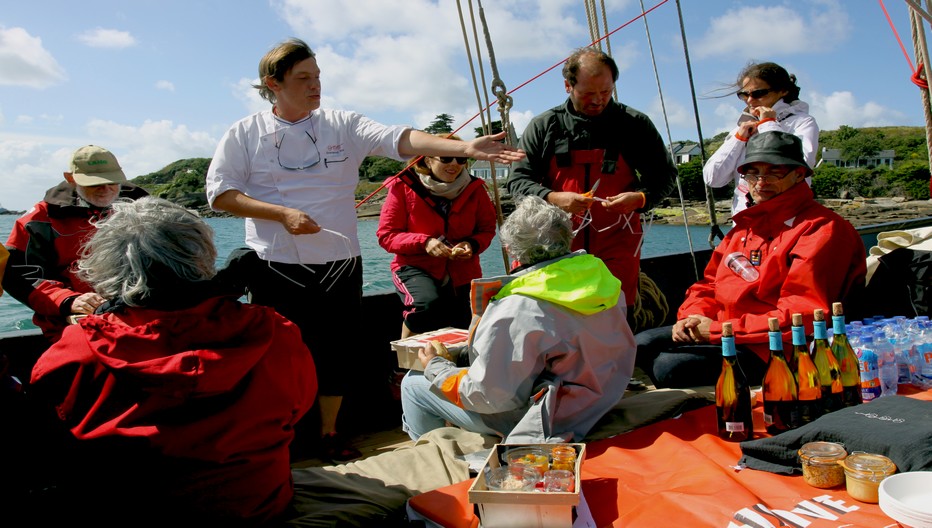 Emmanuel Tessier et son équipage vous accueillent pour des moments de découverte et de partage autour de la cuisine des produits de la mer et des épices Roellinger. Les ateliers sont ouverts à tous les passionnés.Crédit photo David Raynal