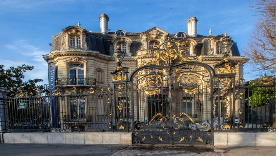 l’Hôtel Marcel Dassault situé en bas des Champs Elysées.