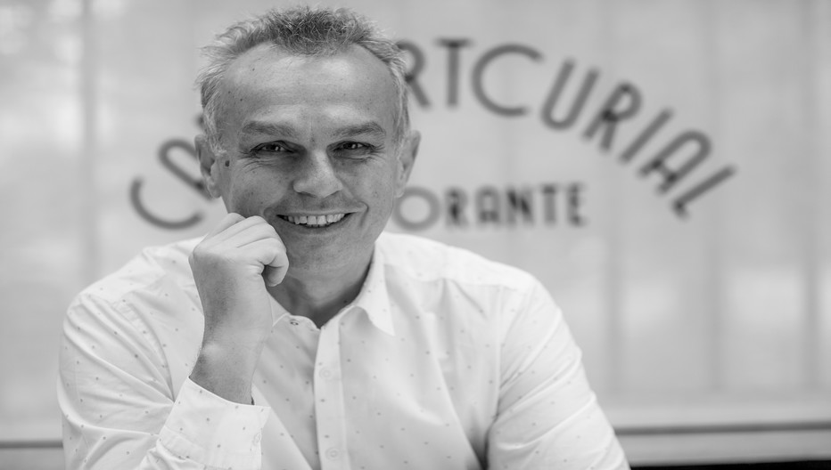 Enrico Einaudi, un piémontais original et audacieux qui n’a pas hésité à quitter la finance pour suivre sa passion, la gastronomie. © www.cafeartcurial.fr Enrico Einaudi, un piémontais original et audacieux qui n’a pas hésité à quitter la finance pour suivre sa passion, la gastronomie. © www.cafeartcurial.fr