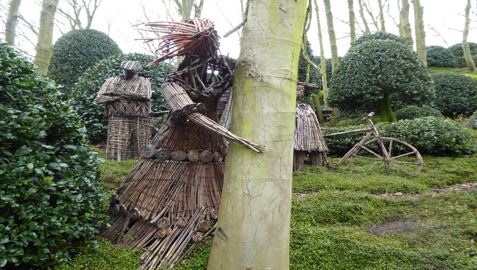 Dans le jardin Avatar des mains expertes ont entrelacé personnages, troncs et racines des arbres. © Jardin d'Etretat