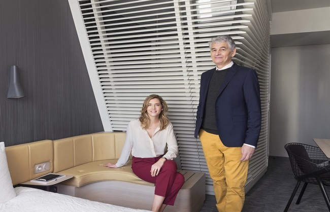 "j'ai souhaité créer mon propre concept, en m'affranchissant des lourdeurs inhérentes aux grands groupes " explique Olivier Devys ; "De mon côté, j'ai été séduite par le challenge d’une création de marque" ajoute sa fille Solenne. ©  Yannick Larousse "j'ai souhaité créer mon propre concept, en m'affranchissant des lourdeurs inhérentes aux grands groupes " explique Olivier Devys ; "De mon côté, j'ai été séduite par le challenge d’une création de marque" ajoute sa fille Solenne. ©  Yannick Larousse