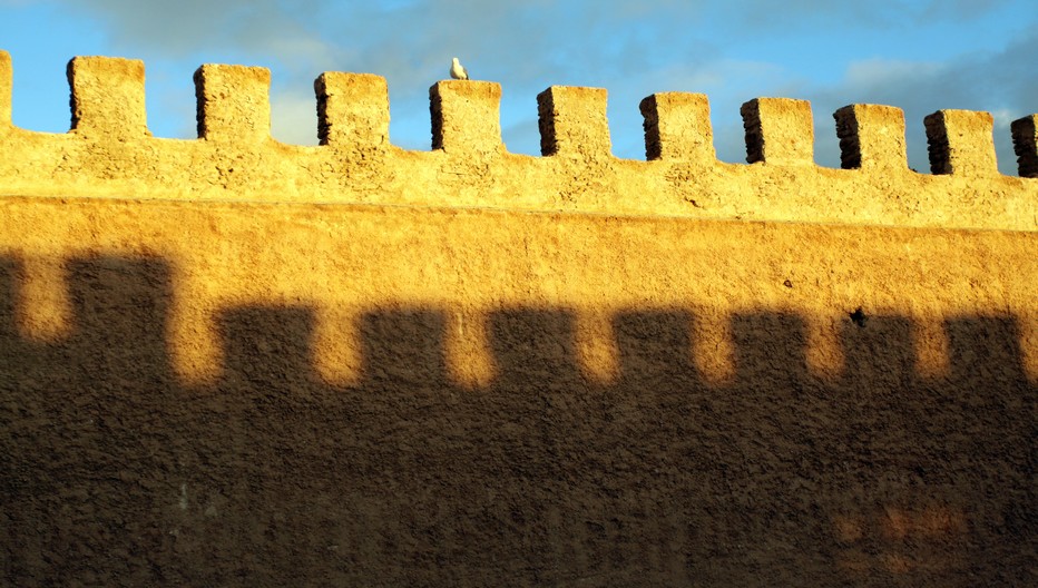 Essaouira à l’instar de Saint-Petersbourg, est une ville-pensée, jaillie des désirs du sultan et des plans de l’architecte français Théodore Cornut, alors captif aux Iles Purpuraires. Disciple de Vauban, il avait participé à la reconstruction des remparts de Saint-Malo, la cité corsaire de Bretagne.© David Raynal