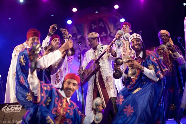 Proche du blues, la musique de transe Gnaoua est traditionnellement chantée par des descendants d’esclaves originaires d’Afrique noire, notamment de l’ancien Soudan et des pays du sud du Sahara. ©festival-gnaoua.net/fr/