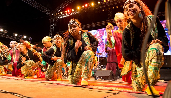 La musique Gnaoua est aussi représentée par des groupes de femmes d'Essaouira, appelées «Mqadamate" pour le féminin de "Maalem". Copyright MDK/Festival Gnaoua