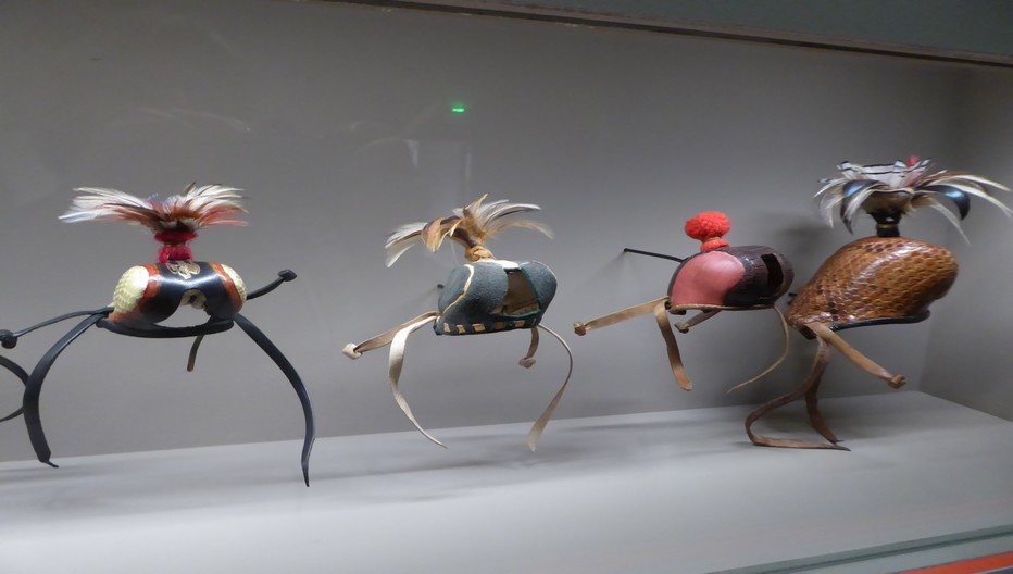 Au musée de la Chasse de Gien la fauconnerie est représentée par les prises de haut et de bas vol, les délicats chaperons de cuir couvrant la tête des rapaces. Copyright C.Gary