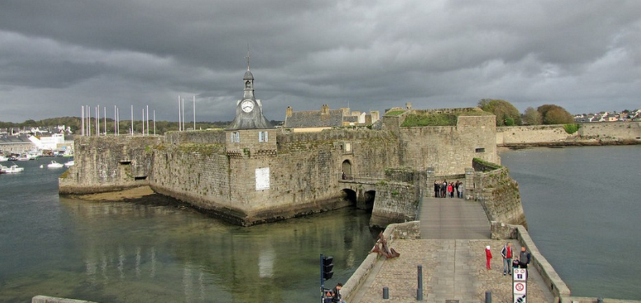 La Ville Close est un berceau creusé dans la roche il y a plus de 1000 ans auquel on accède par l’ancien pont-levis traversant les remparts et leurs neuf tours..© Wikipedia