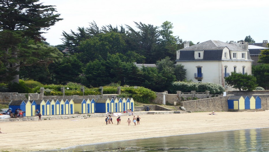 Dans ce petit paradis de nombreuses plages, dont l'une, située à deux pas du port,  conserve ses cabines de bain à l’ancienne et de toutes les couleurs..© C.Gary