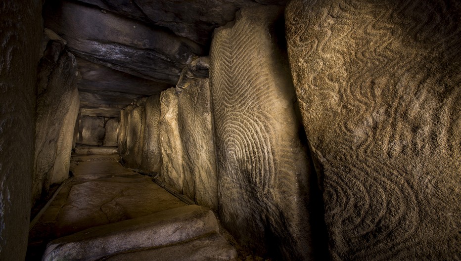 Le passage dans l’étroit goulot de ce cairn de 50 mètres de diamètre se fait tête penchée et mène à la salle funéraire dont les gravures sont d’étonnantes œuvres d’art rupestre du néolithique; Copyright Eric Frotier de Bagneux/Morbihan