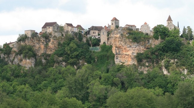 village de Calvignac qui fut, à l’instar de Saint Cirq-Lapopie, le fief d’une ancienne seigneurie. ©  Wikipédia