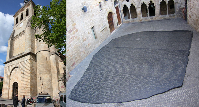 De gauche à droite : Figeac. Eglise Saint-Sauveur XIe siècle ;Reconstitution de la pierre de Rosette. Place des ecritures. Figeac.  © dts Bautsch
