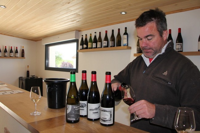 Julien Ilbert cultive 22 hectares de vignes en conversion bio depuis 2013 sur les coteaux de Cornou ©  OT Lot