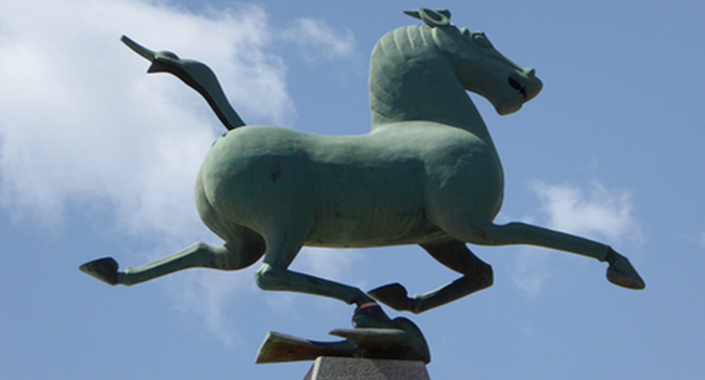 Dans la tombe d’un haut dignitaire de la dynastie Han, on a exhumé le  “cheval céleste“ galopant dans les airs en tête d’une armée de cavaliers en bronze, son sabot arrière posé sur une aile d’hirondelle. © Catherine Gary