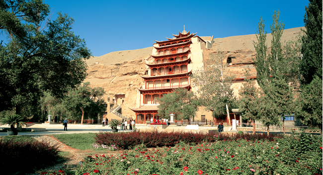 A 25 km de Dunhuang arrivée devant la majestueuse porte aux 492 grottes de Mogao inscrites en 1987 au Patrimoine mondial.© OT Chine A 25 km de Dunhuang arrivée devant la majestueuse porte aux 492 grottes de Mogao inscrites en 1987 au Patrimoine mondial.© OT Chine