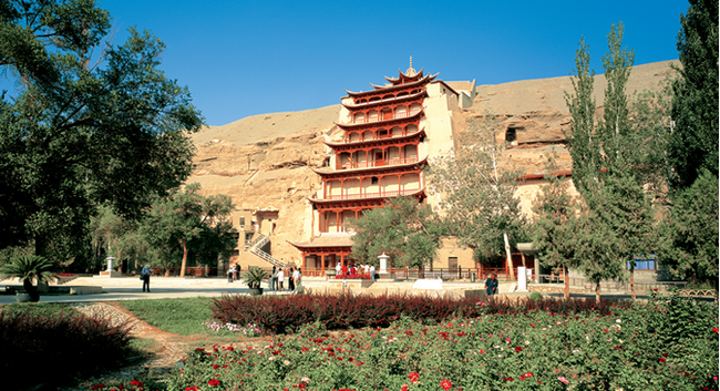 A 25 km de Dunhuang arrivée devant la majestueuse porte aux 492 grottes de Mogao inscrites en 1987 au Patrimoine mondial.© OT Chine