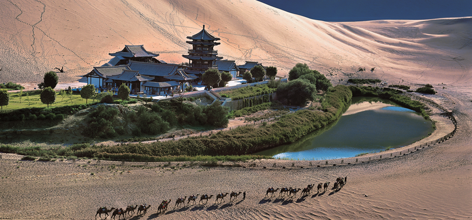 Un site exceptionnel : La source “en croissant de lune“ Yueya qui émerge du sable et la dune “du sable chantant“ Mingsha  qui, elle, siffle sous le vent.© OT.Chine