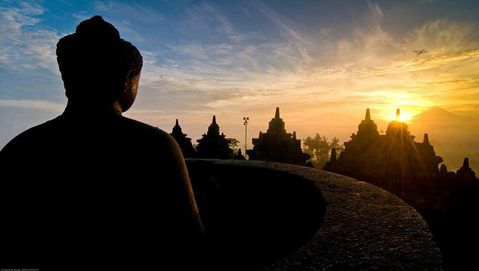 Le temple de Borobudur, le plus grand monument bouddhique du monde, est construit non loin du volcan Merapi sur l'île de Java© O.T. Wonderfull Indonesia