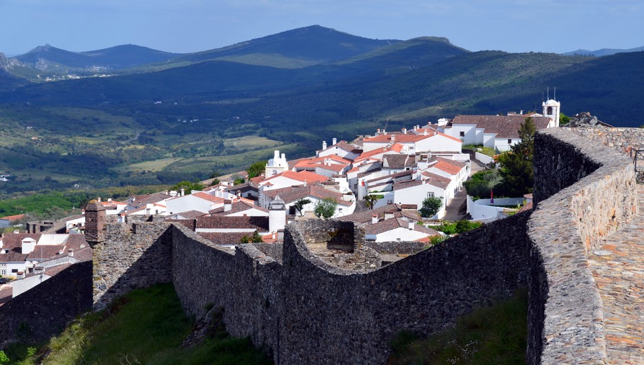 Au Portugal dans la région de l'Alentejo se dresse le magnifique village de Marvão  protégé par une énorme muraille..© David Raynal