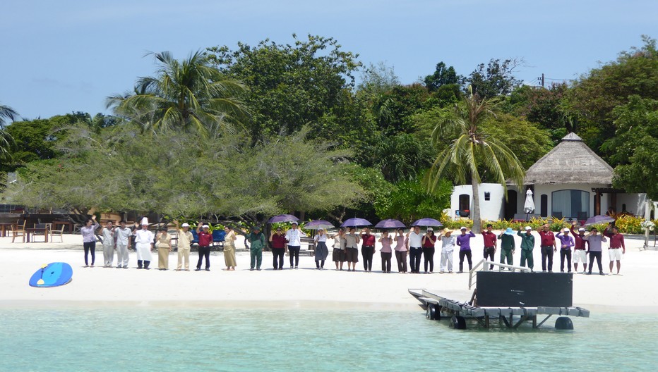 Au port de Ban Phe Pier le bateau se dirigeant vers l’île de Koh Samed attend les voyageurs pour une traversée  jusqu’à la petite crique de sable immaculé de l’hôtel Paradee où tout le personnel  est présent pour vous accueillir. © C.Gary