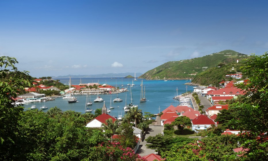 St Barthélémy peut accueillir elle dispose de 800 villas pour la location, représentant 2200 chambres, ainsi qu'une trentaine d'hôtels dont 1 palace, soit 650 chambres. (Gustavia Harbour -®Cheval Blanc -  Press Picture)