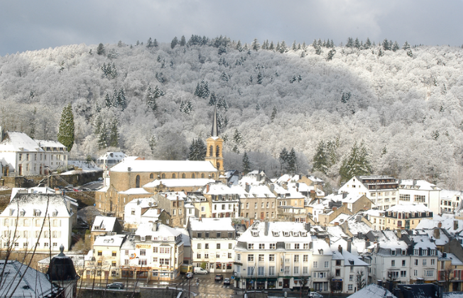 La ville de Bouillon sous la neige. Entourée de forêts, la ville s’étend dans et autour d’un méandre accentué de la Semois, un affluent de la Meuse. Crédit photo Christel François.