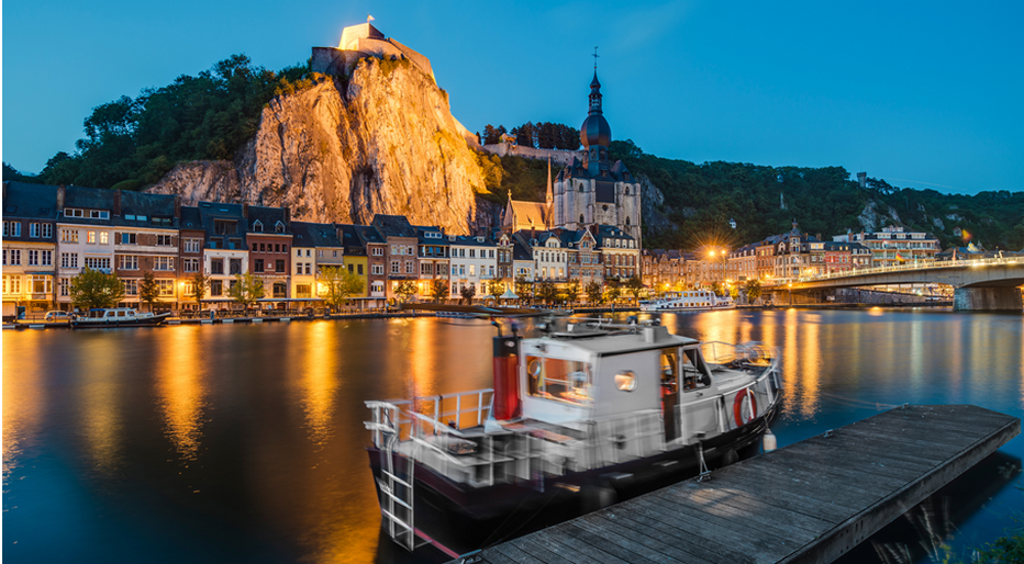 La villle de Dinant, entre falaise et rivière, dégage été comme hiver une atmosphère incomparable. Crédit photo Anibal Trejo.