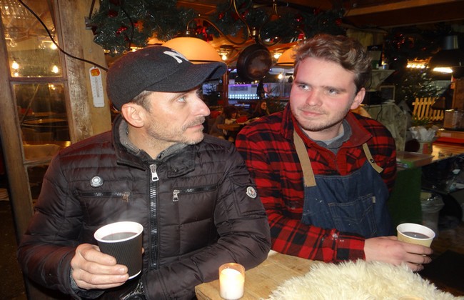 Dans les effluves de vin chaud avec Grégory Verstiggel et son fils Guillian. ©Bertrand Munier