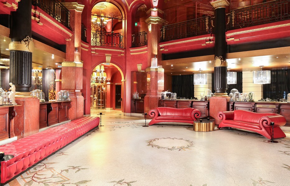 Le lobby de rouge et d'or  (Crédit photo hotelbanke.com)