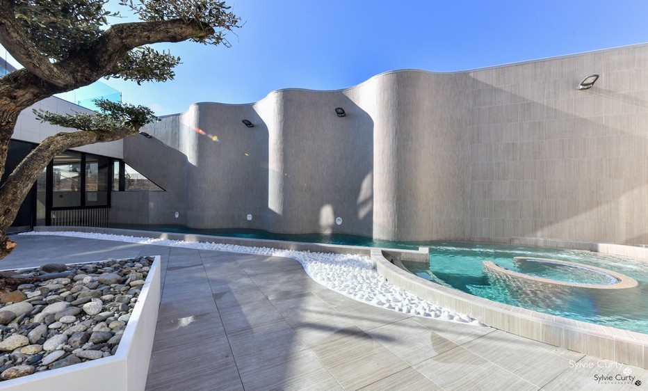 Plonger dans la piscine intérieure qui s’ouvre dès les beaux jours sur l’extérieur…Spa marin ©_Sylvie Curtys