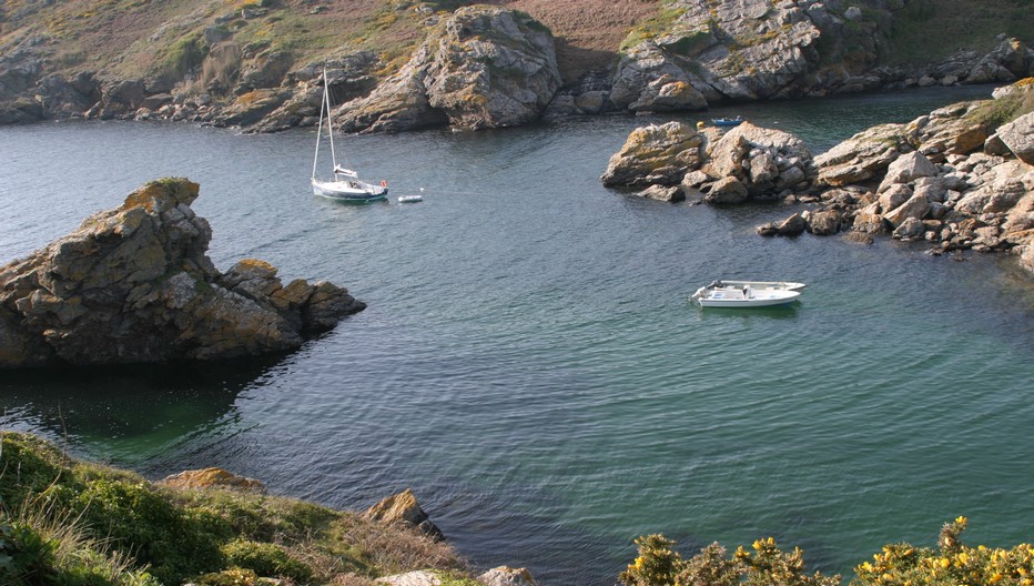 Des côtes de falaises rocheuses au nord ouest alternent avec des  anses naturelles comme Port St Nicolas © Richard Bayon