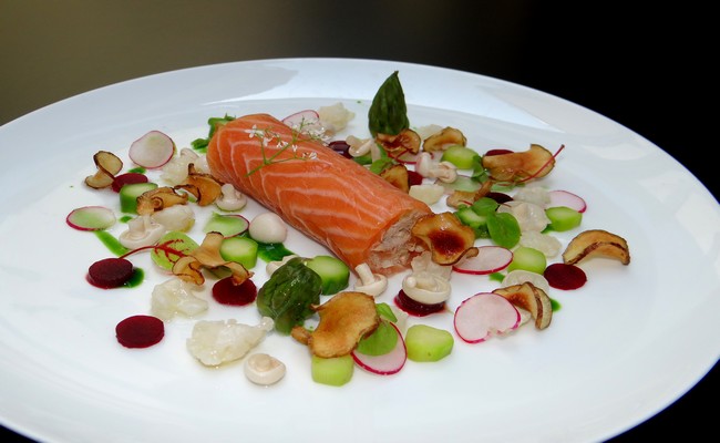 Le cannelloni de Saumon fumé maison et rillettes de tourteau aux légumes confits est un pur bonheur gustatif. ©Bertrand Munier Le cannelloni de Saumon fumé maison et rillettes de tourteau aux légumes confits est un pur bonheur gustatif. ©Bertrand Munier