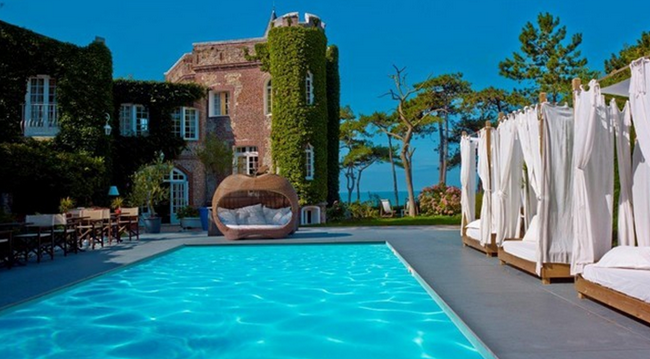 Le Donjon et  sa très belle piscine extérieure chauffée en saison.  ©  Domaine  Saint-Clair - Le Donjon.