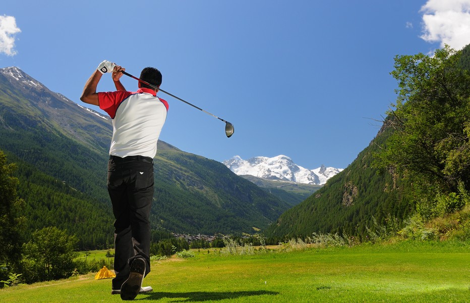 Le golf fait aussi partie des nolmbreuses activités sportives en Suisse © Leander_Wenger