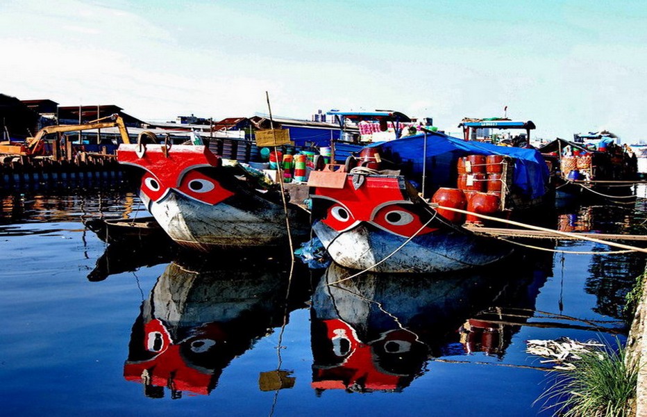 : Un village dans le Delta. On remarquera les yeux de poissons peints à la proue du navire, hommage aux déités des eaux © Tourisme Vietnam