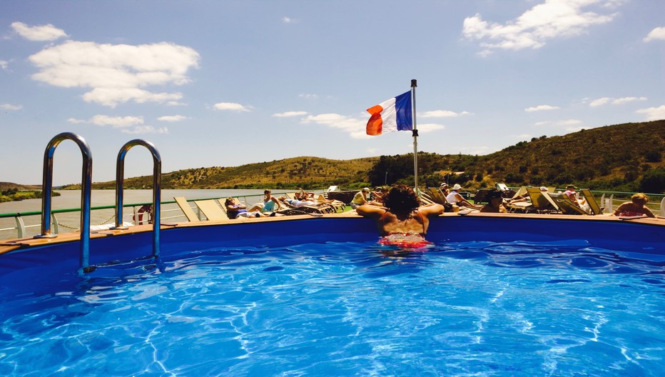 A bord de la Belle de Cadix les joies d'une baignade dans la magnifique piscine © CroisiEurope