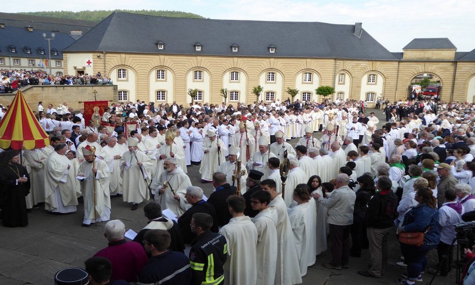 Arrivée des évêques pour la procession dansante. © C.Gary