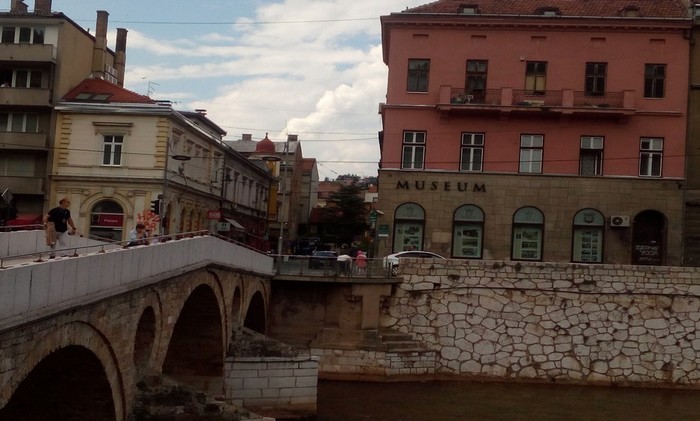: Le Musée d’Histoire de Sarajevo et le Pont Princip ou eut lieu l’attentat © FS