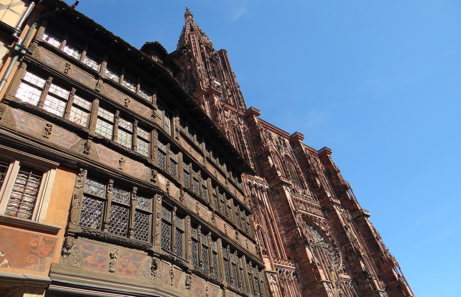Baignée par la majesté de la cathédrale de Strasbourg, la Maison Kammerzell se fond également depuis des lustres dans le paysage historique alsacien. ©Bertrand Munier Baignée par la majesté de la cathédrale de Strasbourg, la Maison Kammerzell se fond également depuis des lustres dans le paysage historique alsacien. ©Bertrand Munier