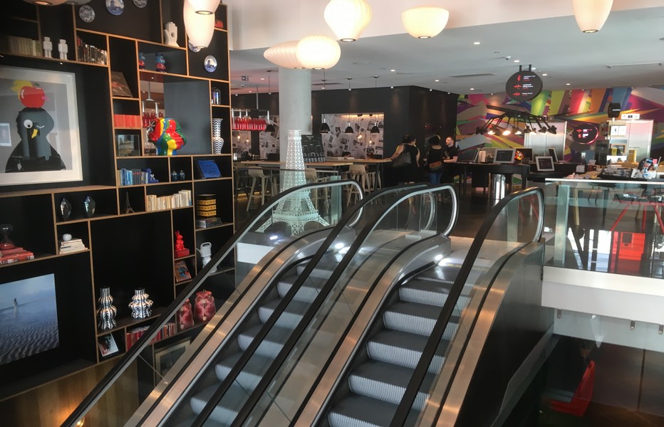 L'Hôtel CitizenM La Défense offre une atmosphère de lounge à la fois familiale et conviviale. @ RB L'Hôtel CitizenM La Défense offre une atmosphère de lounge à la fois familiale et conviviale. @ RB