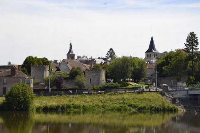 Le centre de la ville de Decize, son église et les vestiges de son château  féodal. Copyright Tourisme Nièvre