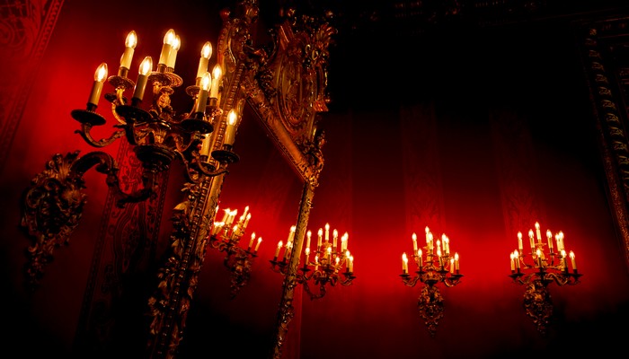 les candélabres à gaz à six branches des grandes salles d’apparats du casino.© OT Allemagne