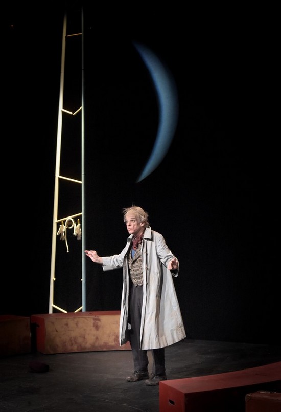 Denis Lavant dans Le Sourire au pied de l'échelle actuellement au théâtre de l'Oeuvre. Copyright Théâtre de l'Oeuvre