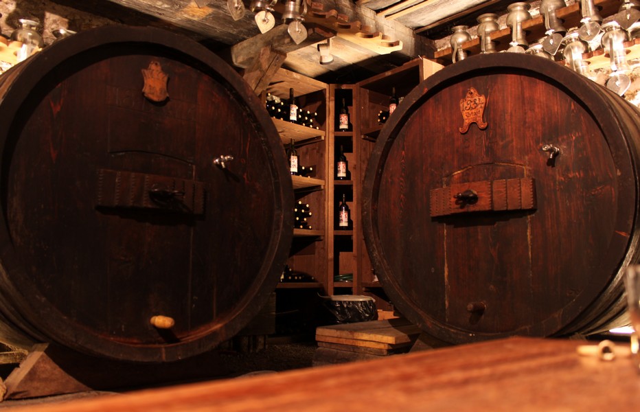 Servi aux convives lors des enterrements le principe du Vin du Glacier est extrêmement simple: les tonneaux ne sont jamais vidés et chaque année, au mois de mai-juin, on complète les fûts en tenant compte de l’ancienneté. @ OT Suisse/Valais Servi aux convives lors des enterrements le principe du Vin du Glacier est extrêmement simple: les tonneaux ne sont jamais vidés et chaque année, au mois de mai-juin, on complète les fûts en tenant compte de l’ancienneté. @ OT Suisse/Valais