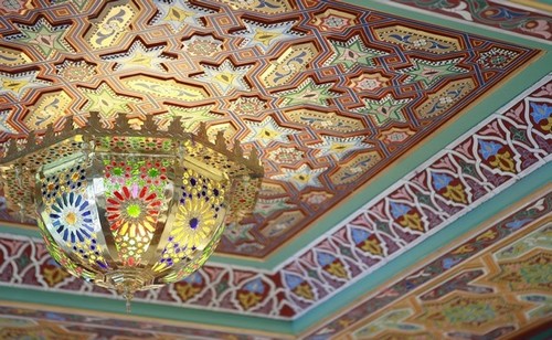 La décoration évoque une tradition marocaine chaleureuse et raffinée. @ Hamman Pacha/Lindigomag
