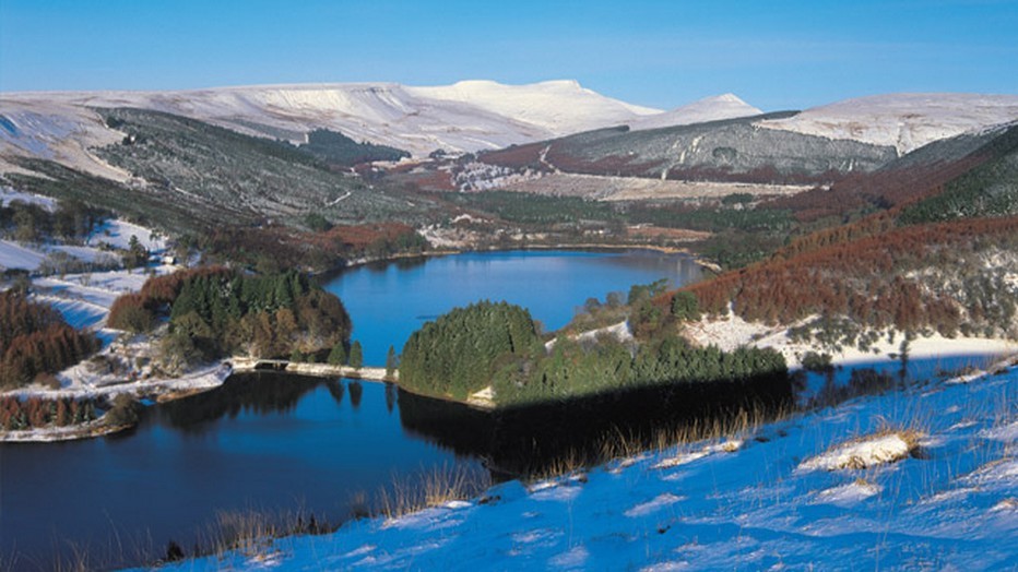 Au pied des premiers contreforts de la chaine de montagne des Breacon Beacons, à proximité immédiate d’une source d’eau pure, se dresse depuis l’an 2000 la distillerie Penderyn. @Visit Wales