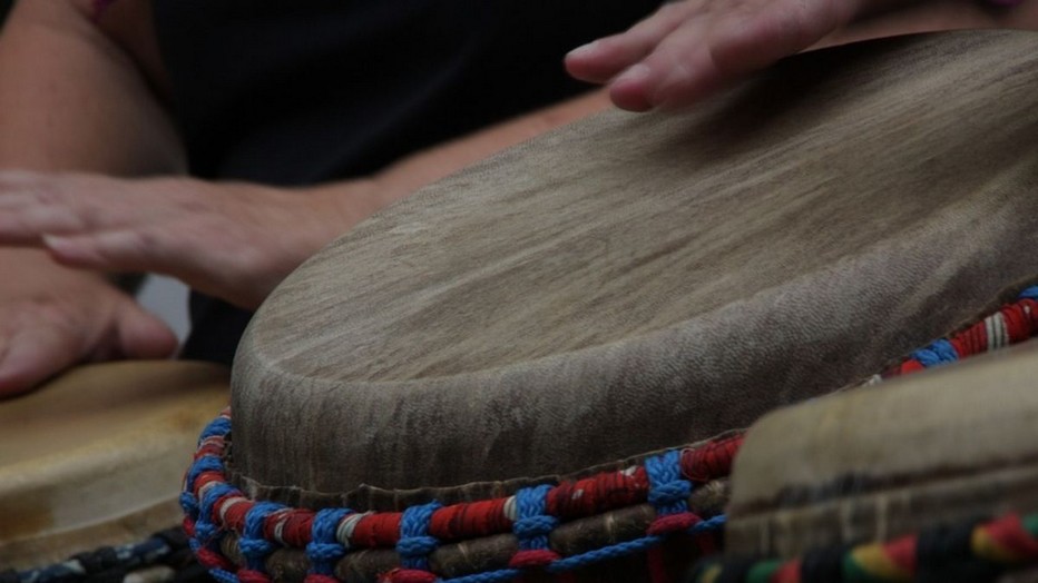 Lors du Salon Essenciel  à Questembert, ambiance africaine avec musiciens joueurs de Kora et de Djembé ; @ Pixabay