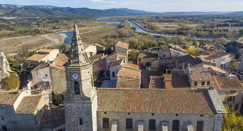 Vue aérienne du petit village de Mallemort de Provence. @ OT Provence