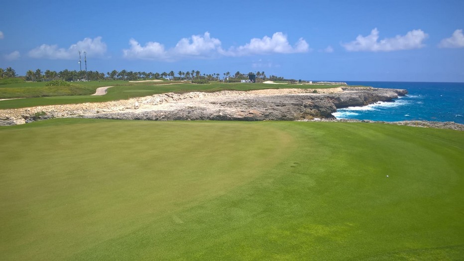 Ouvert en 2010, offrant six trous situés sur des falaises rocheuses, le Corales Golf Club est un terrain de golf qu'il faut absolument jouer, situé à proximité immédiate de la mer des Caraïbes.@ David Raynal