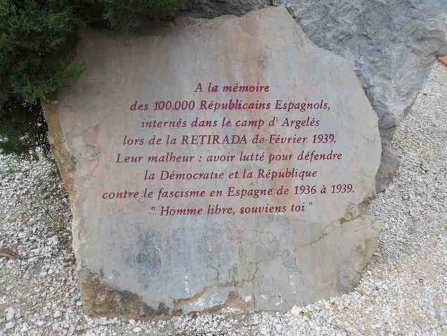 Stèle à la mémoire des 100.000 républicains espagnols internés dans le camp d'Argelès-sur-Mer -  @ argelès-sur-mer.com