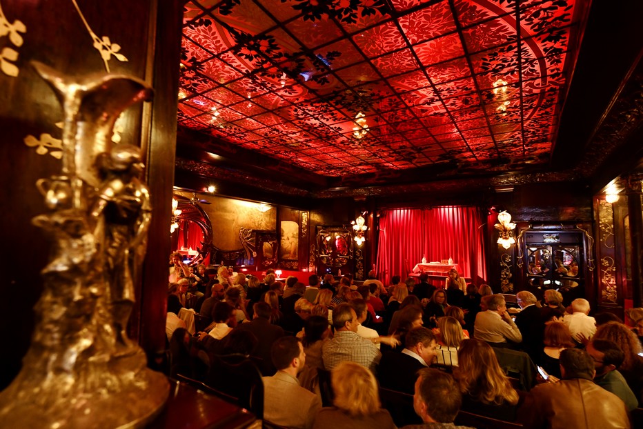 Le public attend impatiemment le lever du rideau dans un lieu historique. ©Alexandre Marchi Le public attend impatiemment le lever du rideau dans un lieu historique. ©Alexandre Marchi