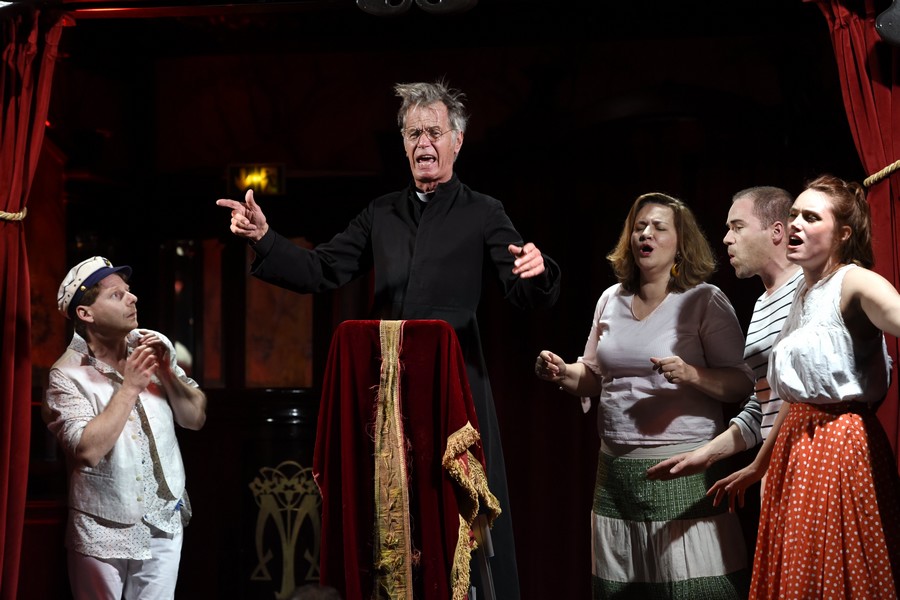 Un voyage d’environ vingt-cinq chansons françaises et italiennes est proposé au public. ©Alexandre Marchi Un voyage d’environ vingt-cinq chansons françaises et italiennes est proposé au public. ©Alexandre Marchi